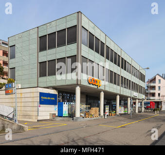 Rüschlikon, Schweiz - 2 April, 2018: Bau der Coop Store auf Weingartenstrasse Straße in der Gemeinde Rüschlikon. Coop Genossenschaft ist auf Stockfoto