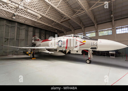 Duxford Air Museum. England, UK. Ein US-Marine Phantom Jagdflugzeug auf Anzeige in einen Flugzeugaufhänger. Stockfoto