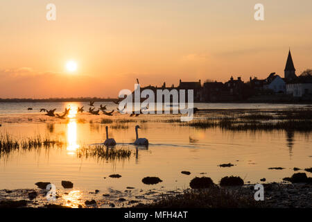 Bosham, Bosham Hafen, Sonnenuntergang, Sonnenuntergang, Meer, Gezeiten in. Sussex, UK. , Dorf, Kirche, Februar Stockfoto