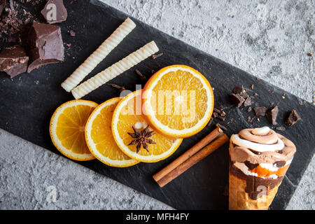 Köstliche Schokolade und Vanille combo Eis Stockfoto