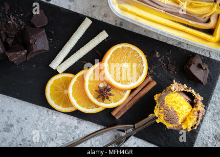 Köstliche Schokolade und Vanille combo Eis Stockfoto