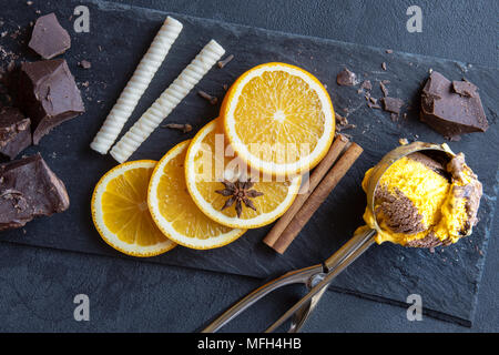 Köstliche Schokolade und Vanille combo Eis Stockfoto