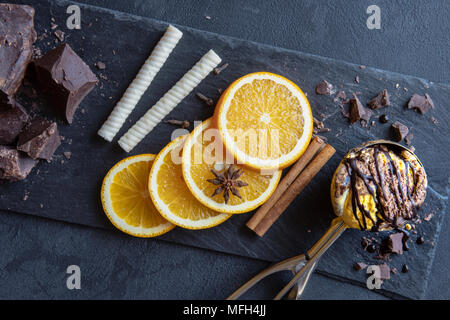 Köstliche Schokolade und Vanille combo Eis Stockfoto