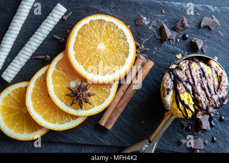 Köstliche Schokolade und Vanille combo Eis Stockfoto