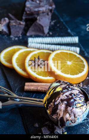 Köstliche Schokolade und Vanille combo Eis Stockfoto