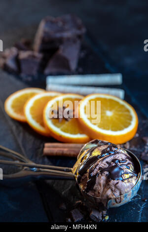 Köstliche Schokolade und Vanille combo Eis Stockfoto