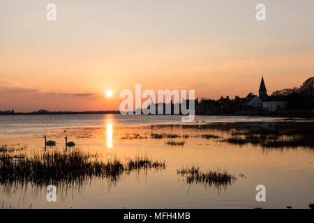 Bosham, Bosham Hafen, Sonnenuntergang, Sonnenuntergang, Meer, Gezeiten in. Sussex, UK. , Dorf, Kirche, Februar Stockfoto