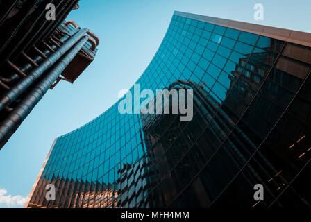 Blick nach oben, der die finanziellen Lloyd's Building und der Willis Gebäude in London im Stadtteil Stockfoto