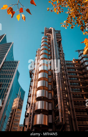 Blick nach oben der Lloyd's Building in Londons Finanzviertel, das Gebäude im Jahr 1986 abgeschlossen wurde, Stockfoto