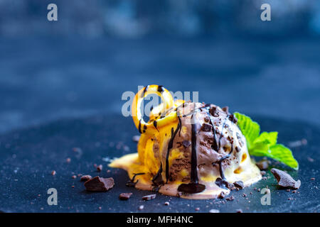 Köstliche Schokolade und Vanille combo Eis Stockfoto