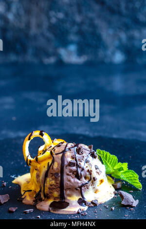 Köstliche Schokolade und Vanille combo Eis Stockfoto