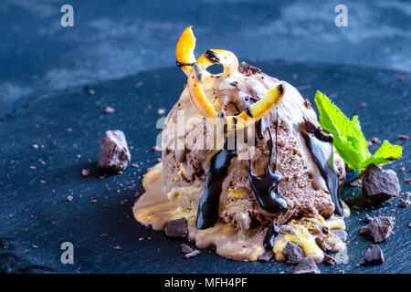 Köstliche Schokolade und Vanille combo Eis Stockfoto