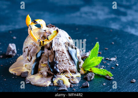 Köstliche Schokolade und Vanille combo Eis Stockfoto