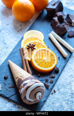 Köstliche Schokolade und Vanille combo Eis Stockfoto