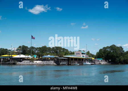 LuLu's Restaurant und einen Vergnügungspark sitzen neben dem Intercoastal Waterway bei Gulf Shores, Alabama, USA. Stockfoto