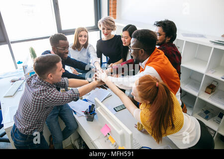 Nahaufnahme der Ansicht von oben geschossen von einer Gruppe von attraktiven Vielfalt Menschen Hände stack. Konzept der freundlichen Team Stockfoto