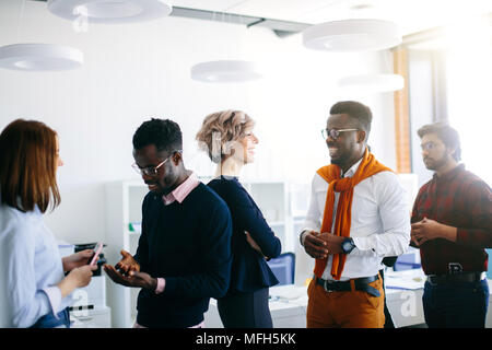 Nahaufnahme, Porträt der jungen multi-ethnische Menschen sprechen in Paaren. Neue Methoden der Kommunikation im Büro Stockfoto