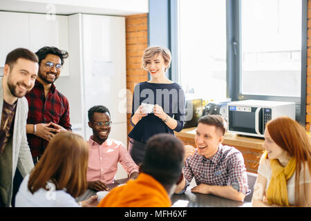 Informelles Treffen der Mitarbeiter. rekordverdächtiger Zeit am Arbeitsplatz Stockfoto