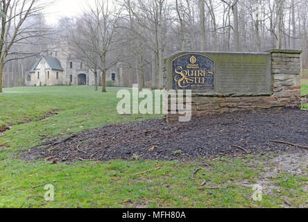 Squires Schloss ist ein historisches Wahrzeichen in der Cleveland, Ohio Metroparks, die in diesem Frühling Nachmittag in einem Nebel eingehüllt war Stockfoto