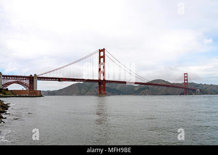 Golden Gate Bridge überspannt fast zwei Meilen über das Golden Gate, die Meerenge, in der San Francisco Bay öffnet den Pazifischen Ozean zu erfüllen. Fort Maso Stockfoto