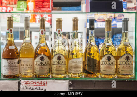 BUDAPEST, Ungarn - 7 April, 2018 Flaschen Tokaji Wein und andere traditionelle Ungarn Getränke zum Verkauf in Budapest Central Market, Nagy Vasarcsarno Stockfoto