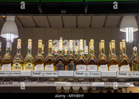 BUDAPEST, Ungarn - 7 April, 2018 Flaschen Tokaji Wein und andere traditionelle Ungarn Getränke zum Verkauf in Budapest Central Market, Nagy Vasarcsarno Stockfoto