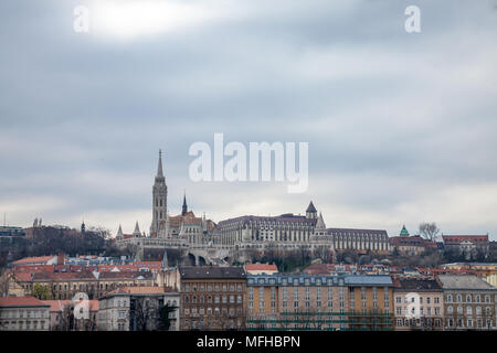 Die Budaer Burg von Pest mit der Matthias Kirche vor gesehen. Die Besetzung ist der historische Palast Komplex der ungarischen Könige Bild von Buda Cast Stockfoto