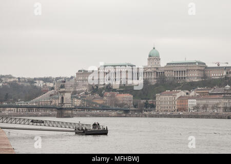 BUDAPEST, Ungarn - 7 April, 2018: Buda Castle von Pest mit der Donau vor gesehen. Die Besetzung ist der historischen Schlossanlage der Ungarischen ki Stockfoto