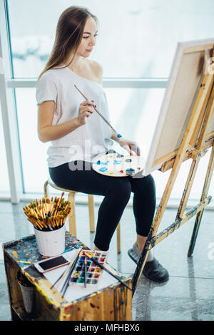 Junge kreative Maler weibliche Zeichnung in der Kunst mit staffelei Studio. Konzept der Lehre der Malerei. Stockfoto