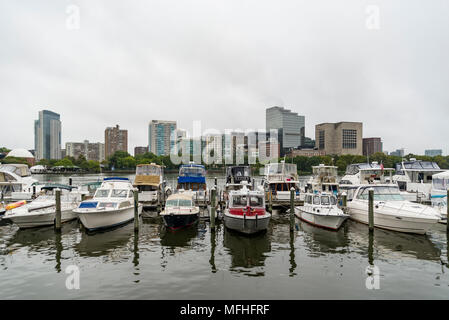 Skyline von Downtown Boston mit dem Nebel, MA USA Stockfoto