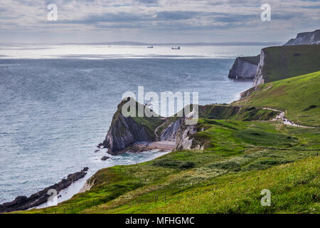 Die schöne Durdle Door mit dem Strand, von der Klippe, West Lulworth, Dorset, England Stockfoto