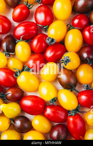 Frisch farbig gemischt Cherry über einem weißen Hintergrund Stockfoto
