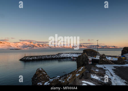 <span class='wsc Untertitel' id='Island lilleulven.com K3 09786. DNG'> Port Arnarstapi, Arnarstapi, Region West/Halbinsel Snaefellsnes • Island </sp Stockfoto