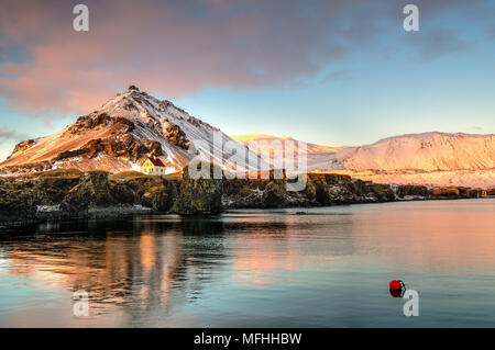 <span class='wsc Untertitel' id='Island lilleulven.com K3 09775 HDR.tif'> Port Arnarstapi, Arnarstapi, Region West/Halbinsel Snaefellsnes • Island Stockfoto