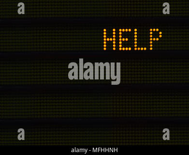 Das Wort HILFE in Orange Lichter auf Retro Namensschild am Flughafen oder Bahnhof Stockfoto