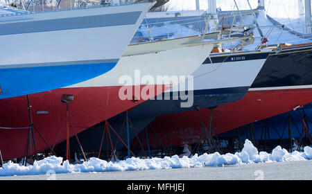 Winter's Rest. Segelboote auf Cape Cod marina Warten auf Frühling, Sandwich, Massachusetts, USA Stockfoto