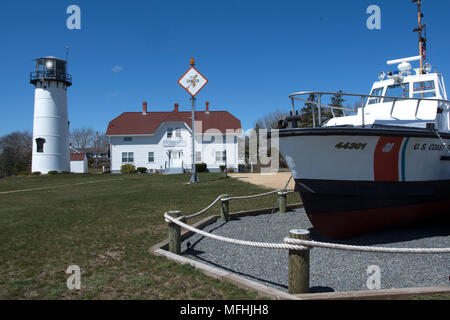 Chatham Licht und US Coast Guard Boat auf Anzeige auf Cape Cod, Massachusetts, USA Stockfoto