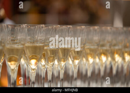 Reihen von Champagner Gläser Stockfoto