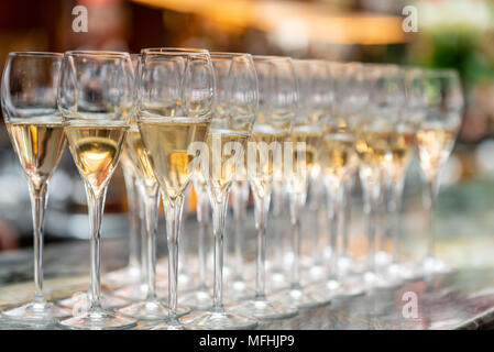 Reihen von Champagner Gläser Stockfoto