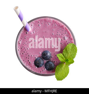 Glas Heidelbeeren Milchshake oder Smoothie mit Trinkhalm und Minze auf weißem Hintergrund, Ansicht von oben Stockfoto