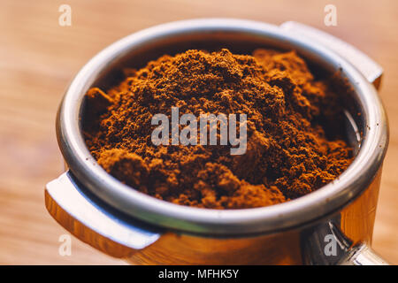 Gemahlener Kaffee in einer Halterung Stockfoto