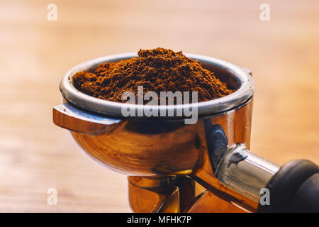 Gemahlener Kaffee in einer Halterung Stockfoto