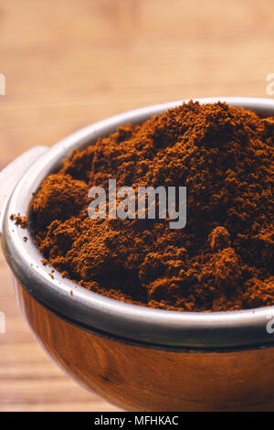 Gemahlener Kaffee in einer Halterung Stockfoto