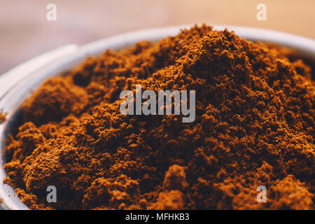 Gemahlener Kaffee in einer Halterung Stockfoto