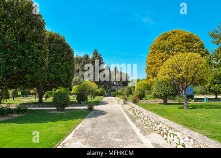 Garten Franziskanerkloster auf dem Hügel von Cimiez. Kloster von Cimiez, den Garten und die Kirche durch die Franziskaner Mönche seit dem 16. Jahrhundert. N Stockfoto