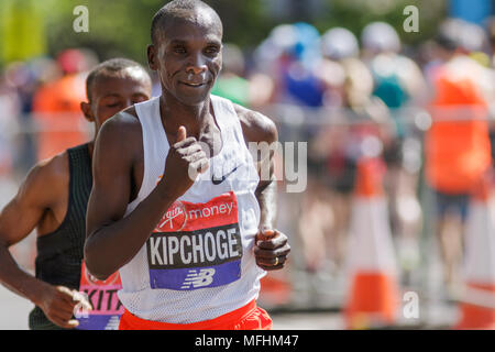 Sieger der Virgin Money London Marathon 2018. Kipchoge Eluid durch zweiten Platz-EBB gefolgt. Stockfoto