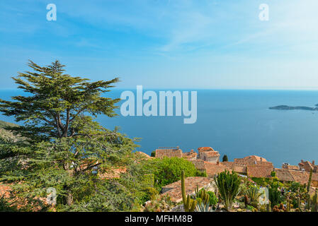 Malerische Aussicht auf die Mittelmeerküste und mittelalterlichen Häusern von der Spitze der Stadt von Eze Village an der französischen Riviera Stockfoto