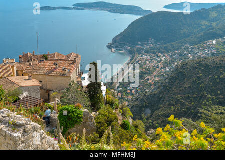 Malerische Aussicht auf die Mittelmeerküste und mittelalterlichen Häusern von der Spitze der Stadt von Eze Village an der französischen Riviera Stockfoto