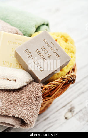 Mit Sheabutter, 100% pflanzliche Seife mit Handtüchern und Badewanne schwamm in der Schüssel closeup Angereichert Stockfoto