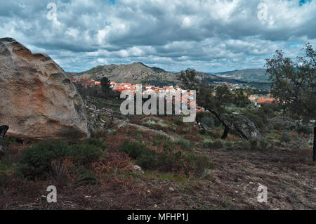 Monsanto Berg Felder und Natur in Portugal Stockfoto